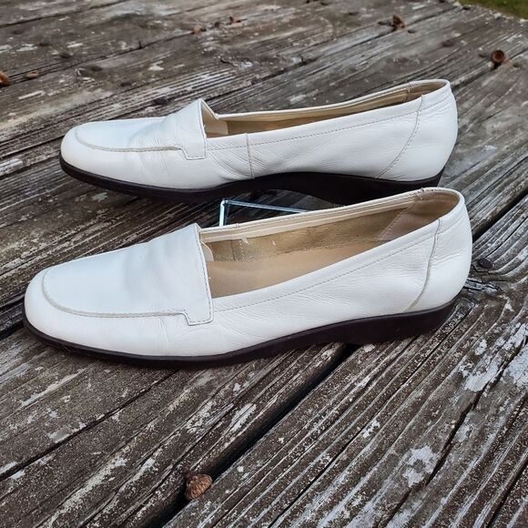 Easy Spirit Womens Size 7½ AA Cream Leather Anti-Gravity Slip On Loafers - Picture 1 of 10